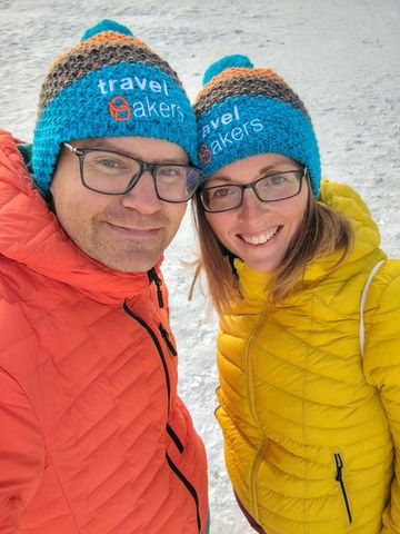 Pavel Pichler s manželkou v čepicích Travelbakers